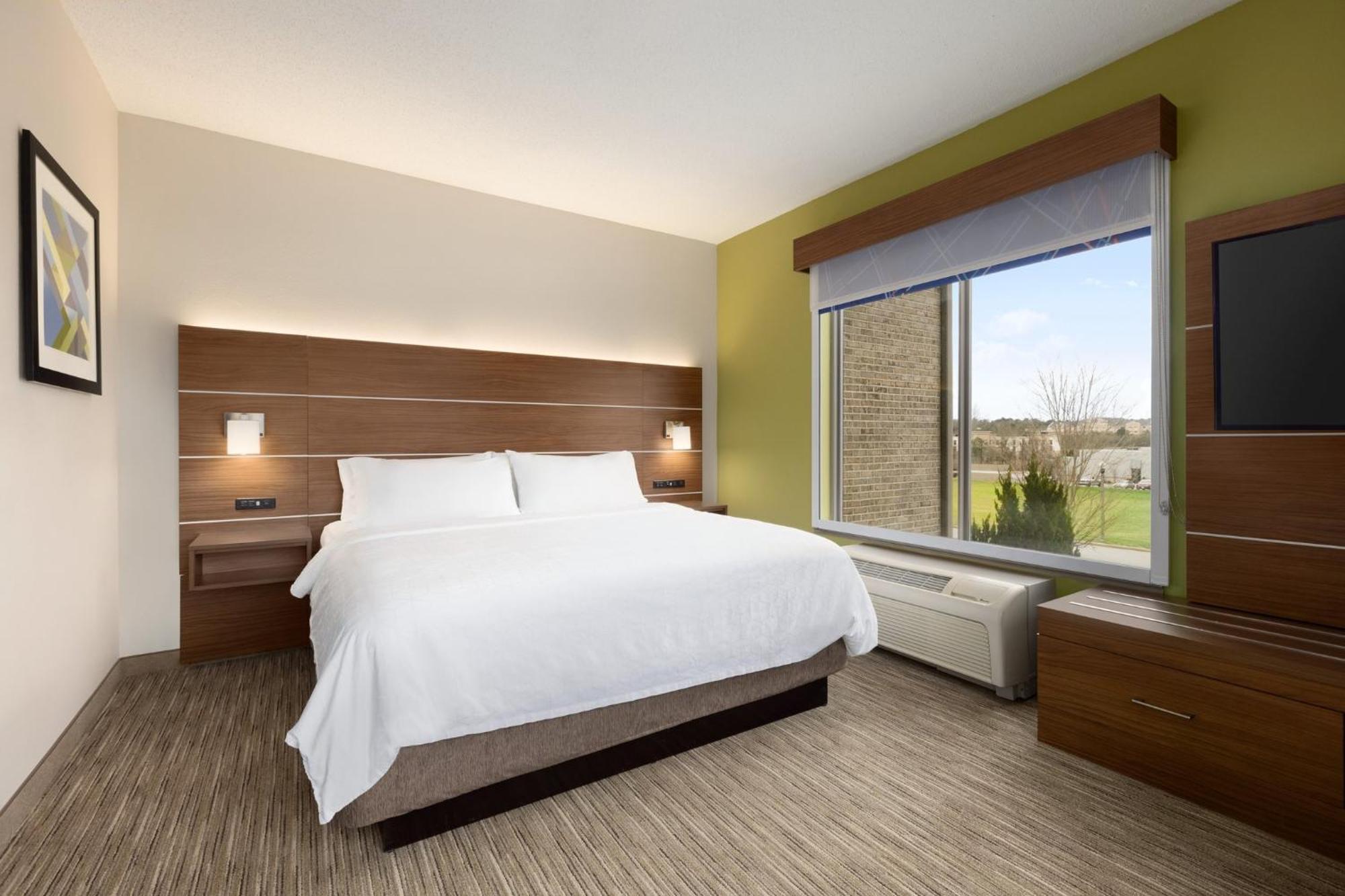 Express & Auburn By Ihg Hotel 2*