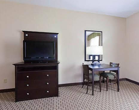Express & Auburn By Ihg Hotel 2*